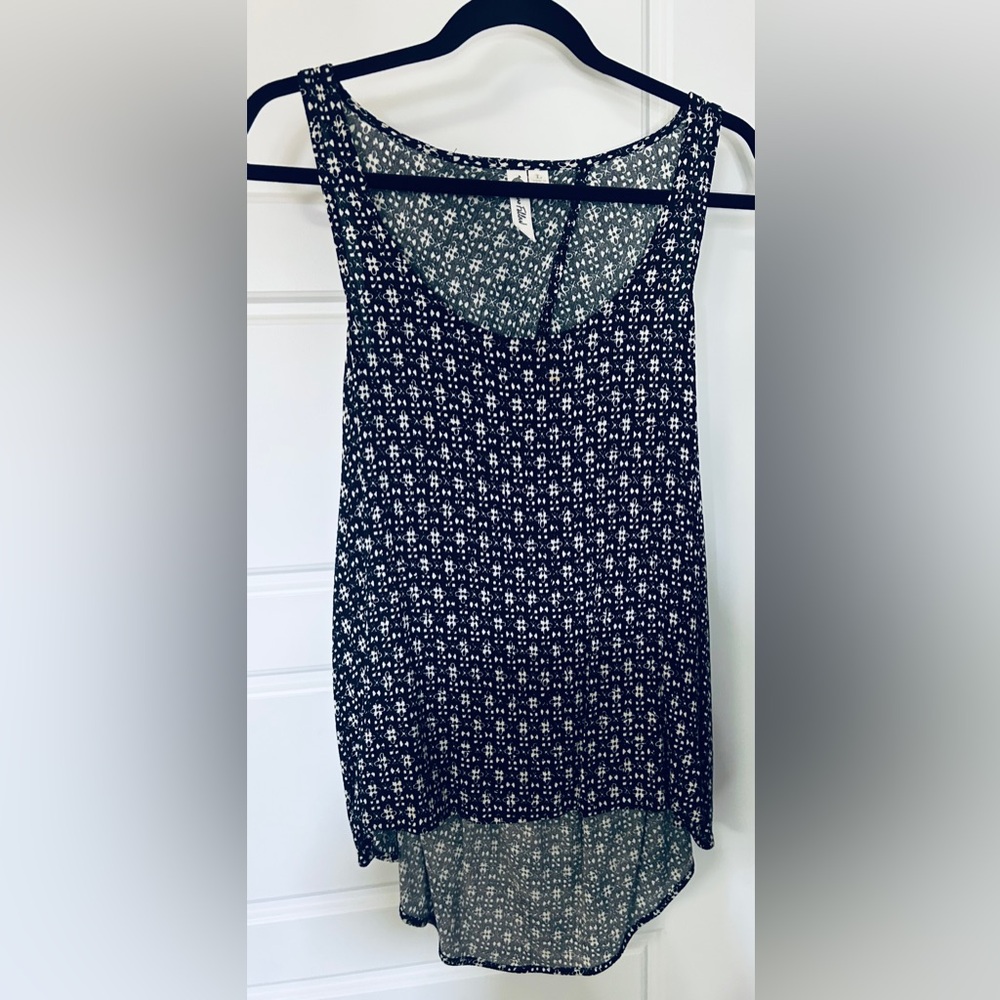 New Women's Black and White Patterned Top boutique size large